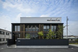 工業地帯のオアシス社屋｜素材と緑が共存する岡山倉敷のおしゃれな注文社屋建築｜岡山倉敷でおしゃれな注文住宅を手がける工務店【意匠堂】