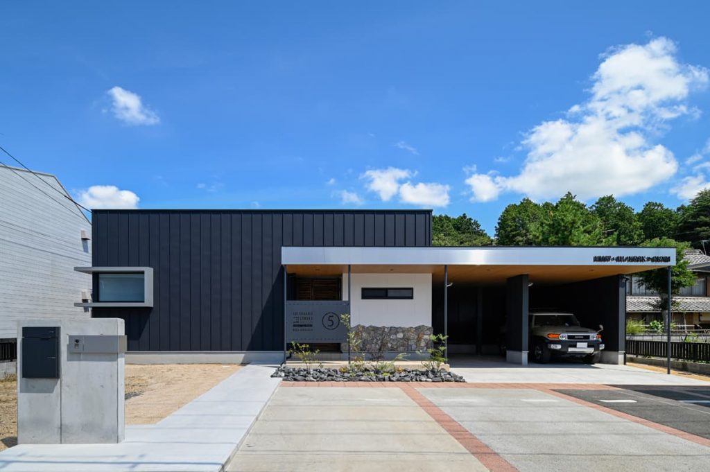 S_S FUSIONの家の海外住宅を思わせる佇まいの外観｜ビルドインガレージとプライバシーを重視したファサード｜岡山・倉敷でおしゃれな注文住宅を手がける工務店【意匠堂】