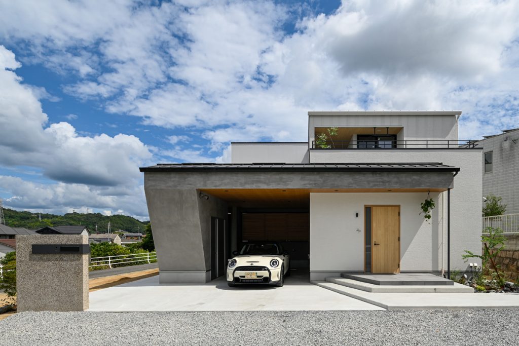 ディテールを愉しむ 麗しの家の外観｜モノクロのスタイリッシュなファサードとインナーガレージ｜岡山・倉敷でおしゃれな注文住宅を手がける工務店【意匠堂】
