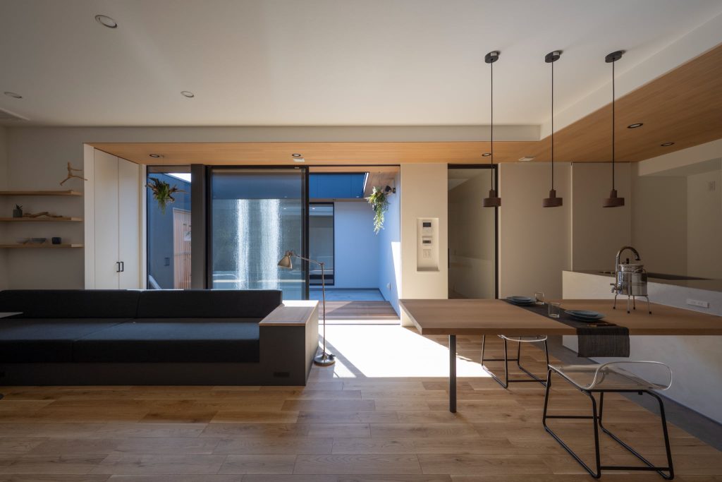 プラグマティズムの家のリビングダイニング｜中庭が明るく照らすナチュラルなリビングダイニング｜岡山・倉敷でおしゃれな注文住宅を手がける工務店【意匠堂】