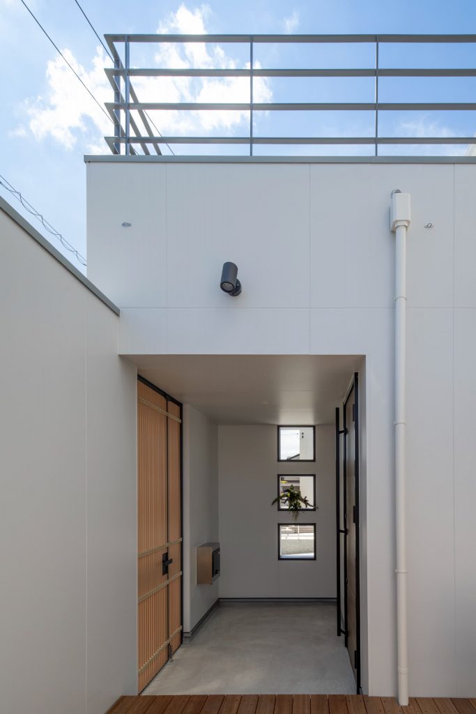 爽々な家の玄関アプローチ｜中庭へそのまま行ける玄関｜岡山・倉敷でおしゃれな注文住宅を手がける工務店【意匠堂】