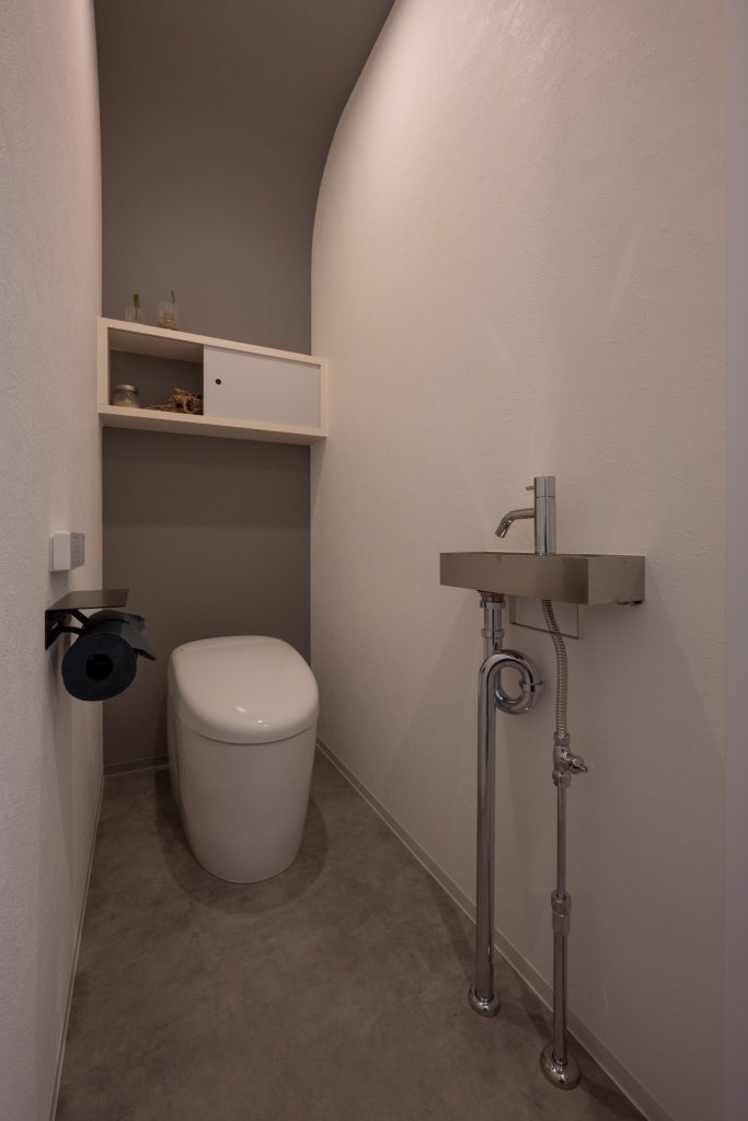 爽々な家のトイレ｜シンプルにアーチ天井で柔らかな雰囲気に｜岡山・倉敷でおしゃれな注文住宅を手がける工務店【意匠堂】