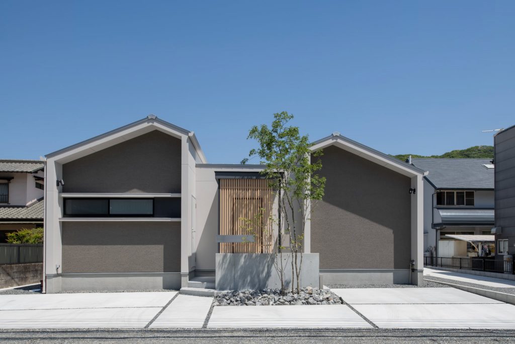 上質と余白の平屋住まいの外観｜ナチュラルモダンなファサード｜岡山・倉敷でおしゃれな注文住宅を手がける工務店【意匠堂】
