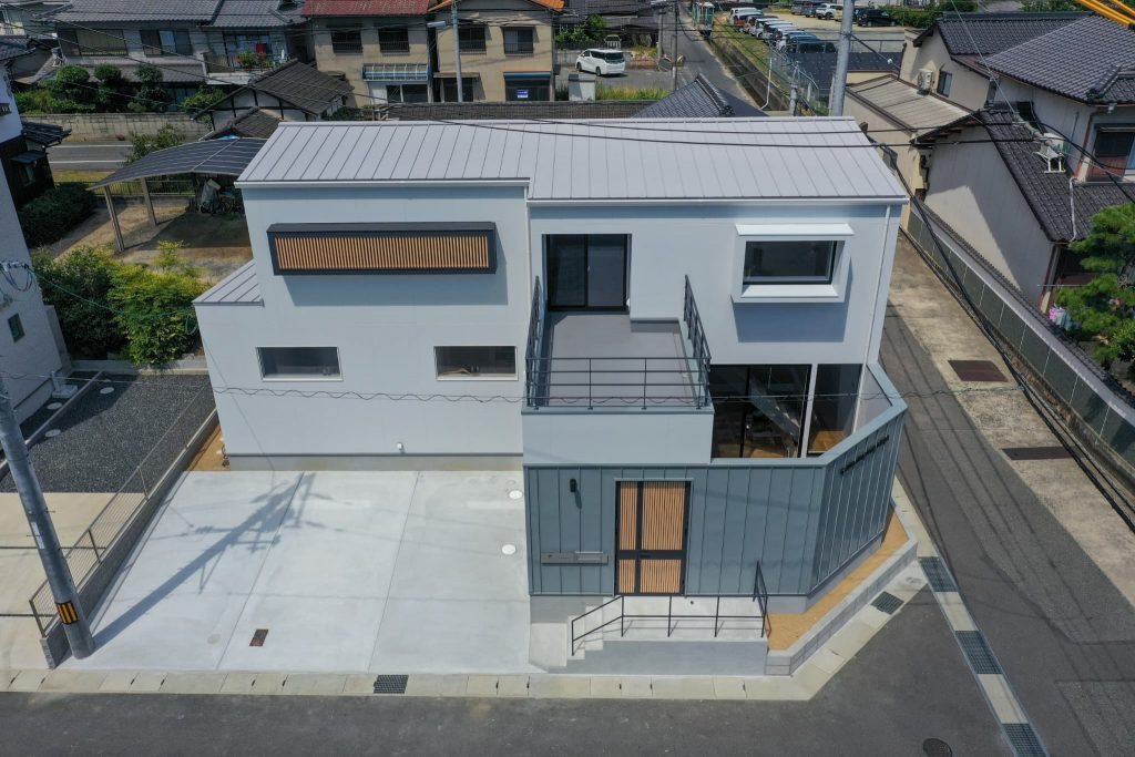 爽々な家の鳥瞰｜ガルバリウム鋼板をつかった爽やかなファサード｜岡山・倉敷でおしゃれな注文住宅を手がける工務店【意匠堂】