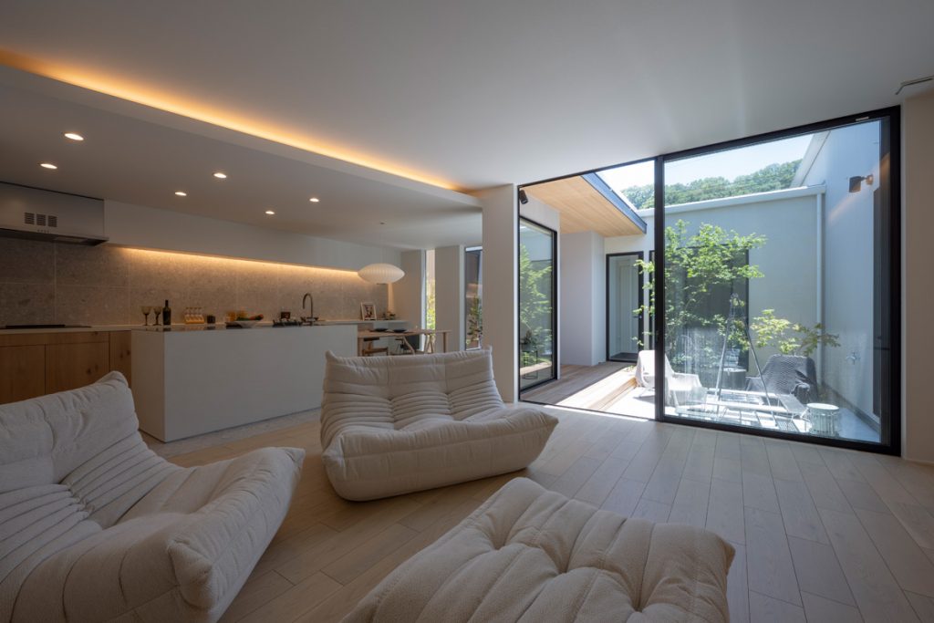 上質と余白の平屋住まいのリビング｜シンプルながらも間接照明で上質に｜岡山・倉敷でおしゃれな注文住宅を手がける工務店【意匠堂】