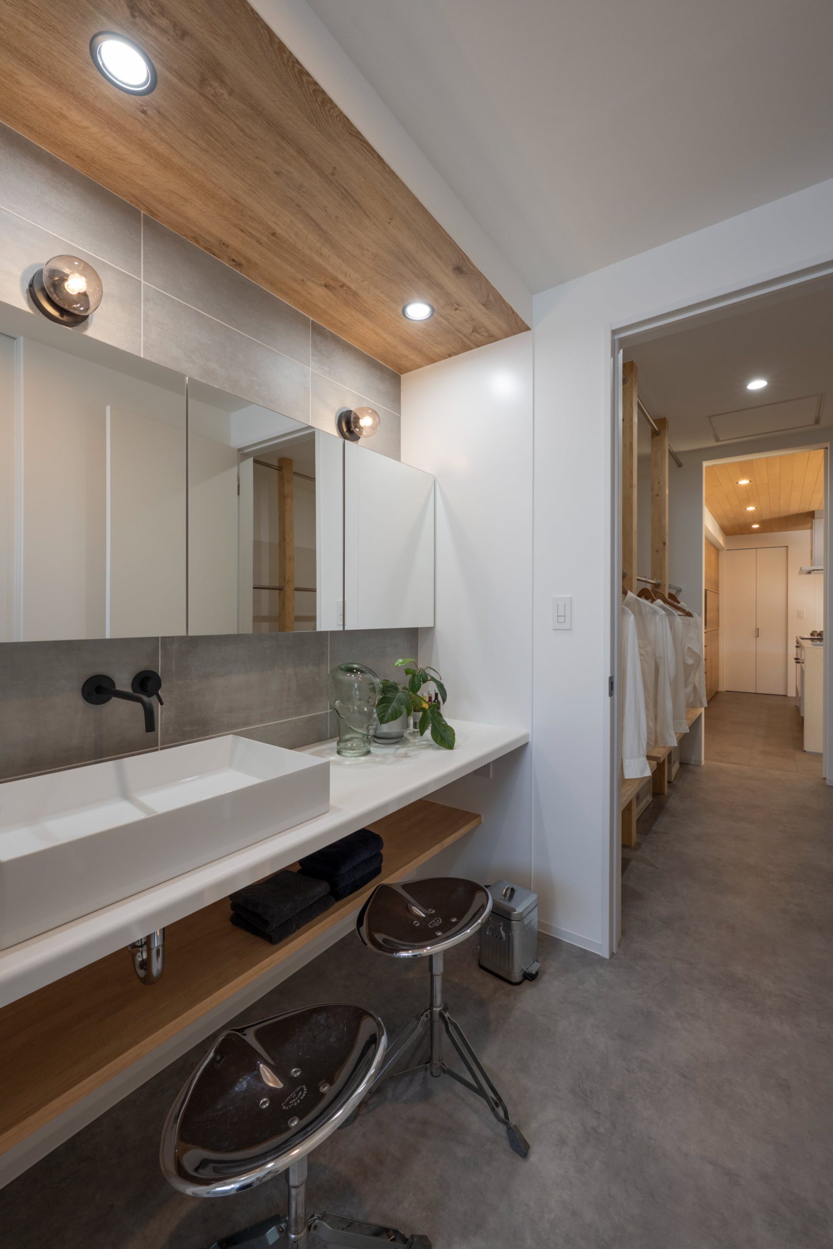 プラグマティズムの家の洗面化粧台｜奥にはウォークインクローゼット｜岡山・倉敷でおしゃれな注文住宅を手がける工務店【意匠堂】