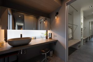 トイレ／洗面のデザイン｜洗濯導線とつながるファミリークローゼットとおしゃれな造作洗面台｜年間11棟限定。岡山・倉敷で工務店が“作品”として叶えるおしゃれな注文住宅｜岡山・倉敷でおしゃれな注文住宅を手がける工務店【意匠堂】