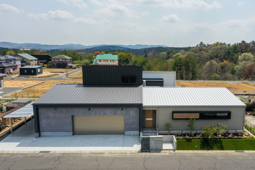 高原の終の棲家の鳥瞰｜普段の目線では見えない中庭や太陽光パネル｜岡山・倉敷でおしゃれな注文住宅を手がける工務店【意匠堂】