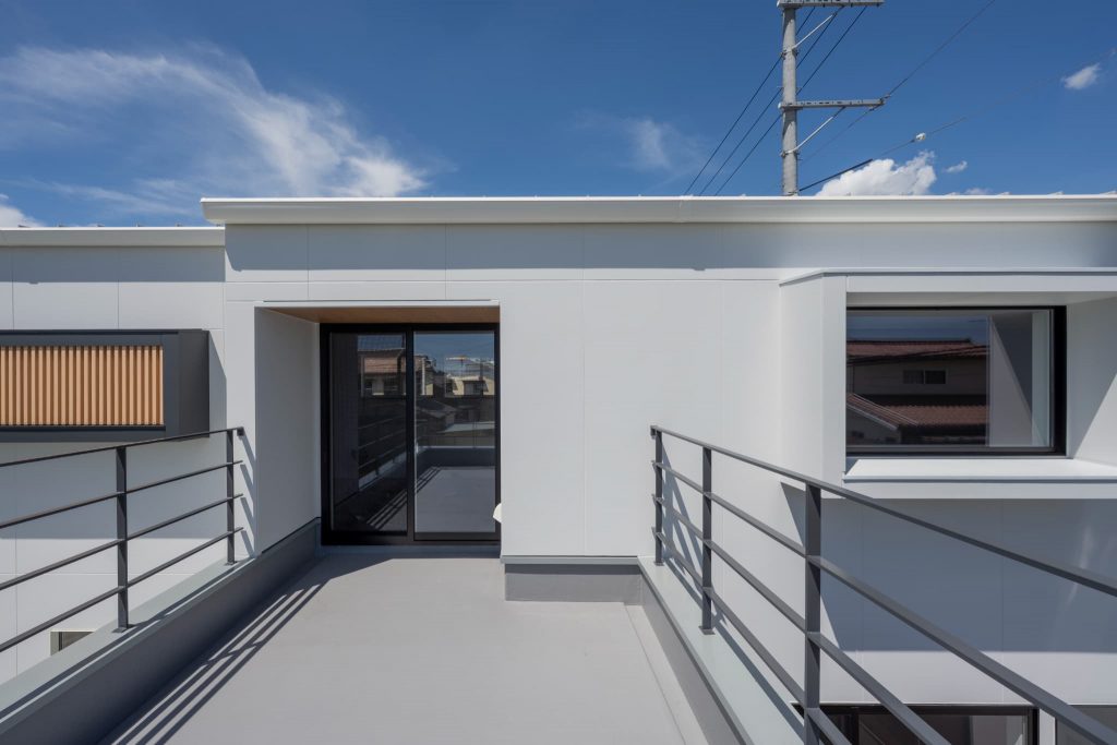 爽々な家のバルコニー｜爽やかな温かい色合いのファサード｜岡山・倉敷でおしゃれな注文住宅を手がける工務店【意匠堂】