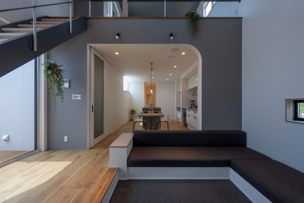 爽々な家のリビング｜アーチの壁でシンプルな柔らかさを演出｜岡山・倉敷でおしゃれな注文住宅を手がける工務店【意匠堂】