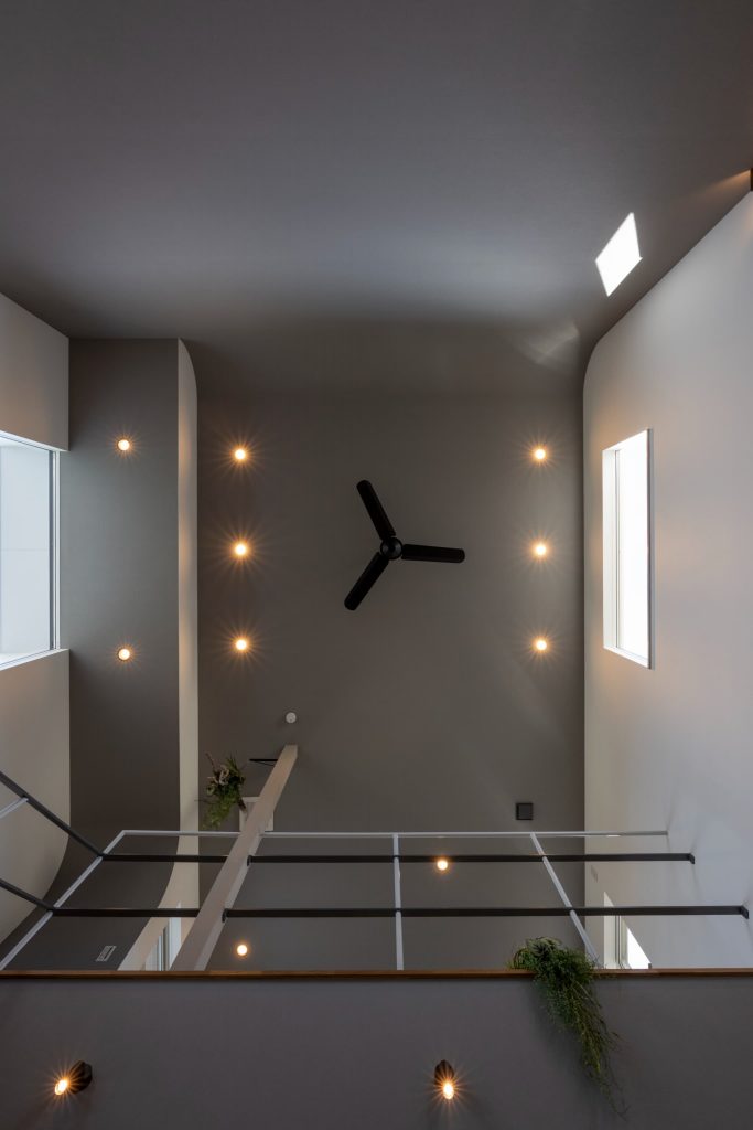 爽々な家のシーリングファン｜開放感ある明るい吹き抜け｜岡山・倉敷でおしゃれな注文住宅を手がける工務店【意匠堂】