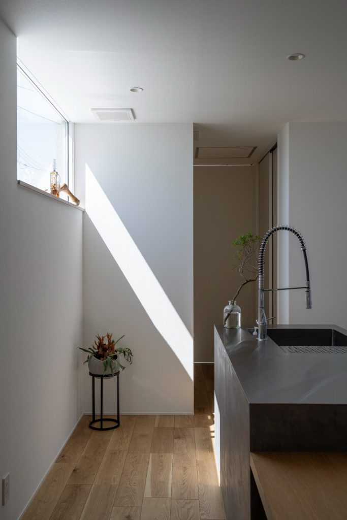 爽々な家のキッチン｜光の差し込むナチュラルなキッチン｜岡山・倉敷でおしゃれな注文住宅を手がける工務店【意匠堂】