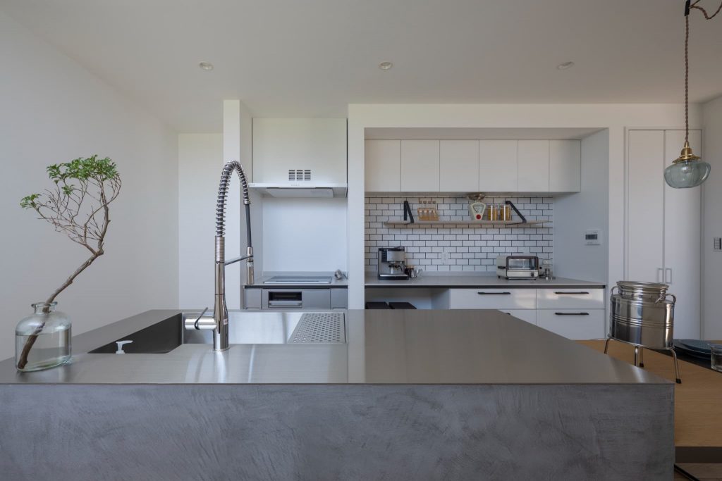 爽々な家のキッチン｜ステンレスシンクのスタイリッシュなキッチン｜岡山・倉敷でおしゃれな注文住宅を手がける工務店【意匠堂】