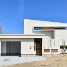 ガレージのデザイン｜青空と白のコントラストが映えるガレージ｜岡山・倉敷のおしゃれな注文住宅を手がける工務店によるデザイナーズ住宅｜岡山・倉敷でおしゃれな注文住宅を手がける工務店【意匠堂】