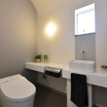 工務店、住宅展示場、家づくり、建築家、設計事務所、オシャレ住宅、デザイン建築、注文住宅、岡山工務店、意匠堂、新築、店舗設計、完成見学会、工務店、デザイナーズ住宅、岡山一級建築士事務所、倉敷 トイレ/洗面のデザイン|年間11棟限定。岡山・倉敷で工務店が“作品”として叶えるおしゃれな注文住宅|岡山・倉敷でおしゃれな注文住宅を手がける工務店【意匠堂】