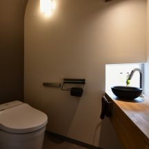 工務店、住宅展示場、家づくり、建築家、設計事務所、オシャレ住宅、デザイン建築、注文住宅、岡山工務店、意匠堂、新築、店舗設計、完成見学会、工務店、デザイナーズ住宅、岡山一級建築士事務所、倉敷 トイレ/洗面のデザイン|年間11棟限定。岡山・倉敷で工務店が“作品”として叶えるおしゃれな注文住宅|岡山・倉敷でおしゃれな注文住宅を手がける工務店【意匠堂】