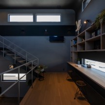 吹き抜け階段の踊り場を活用したスタイリッシュな共有ワークスタディスペース|年間11棟限定。岡山・倉敷で工務店が“作品”として叶えるおしゃれな注文住宅|岡山・倉敷でおしゃれな注文住宅を手がける工務店【意匠堂】