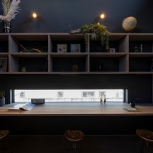 壁一面に造作した本棚収納と共有ワークスタディデスク|年間11棟限定。岡山・倉敷で工務店が“作品”として叶えるおしゃれな注文住宅|岡山・倉敷でおしゃれな注文住宅を手がける工務店【意匠堂】