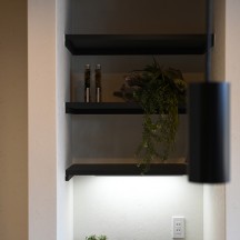 隙間スペースに設えた造作ワークスペース