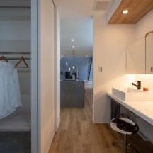 トイレ／洗面のデザイン｜爽々な家の水廻り｜キッチンから繋がる家事楽動線｜年間11棟限定。岡山・倉敷で工務店が“作品”として叶えるおしゃれな注文住宅｜岡山・倉敷でおしゃれな注文住宅を手がける工務店【意匠堂】