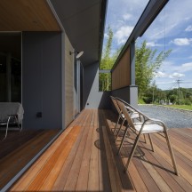 美しい眺望を楽しめる屋外ウッドデッキ