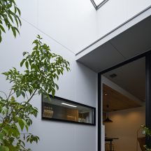 ナチュラルのデザイン|デッキ/庭のデザイン|岡山の工務店株式会社意匠堂のおしゃれ新築注文住宅竣工写真|岡山・倉敷のおしゃれな注文住宅を手がける工務店によるデザイナーズ住宅|年間11棟限定。岡山・倉敷で工務店が“作品”として叶えるおしゃれな注文住宅|岡山・倉敷でおしゃれな注文住宅を手がける工務店【意匠堂】