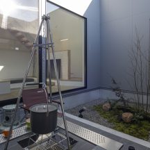 ナチュラルのデザイン|デッキ/庭のデザイン|新築注文住宅竣工写真おしゃれな中庭|年間11棟限定。岡山・倉敷で工務店が“作品”として叶えるおしゃれな注文住宅|岡山・倉敷でおしゃれな注文住宅を手がける工務店【意匠堂】