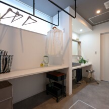 トイレ／洗面のデザイン｜和を差し込んだ平屋の家のランドリールーム｜効率の良い家事動線を叶える間取り｜年間11棟限定。岡山・倉敷で工務店が“作品”として叶えるおしゃれな注文住宅｜岡山・倉敷でおしゃれな注文住宅を手がける工務店【意匠堂】