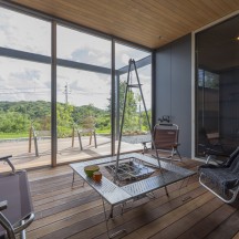 お家アウトドアも満喫できる雨と虫が入らないインナーテラスウッドデッキ