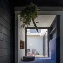 階段下に配置した中庭を望めるくつろぎの窓際ヌック|年間11棟限定。岡山・倉敷で工務店が“作品”として叶えるおしゃれな注文住宅|岡山・倉敷でおしゃれな注文住宅を手がける工務店【意匠堂】