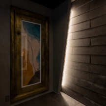 絵画風の隠し扉がある玄関ホール|年間11棟限定。岡山・倉敷で工務店が“作品”として叶えるおしゃれな注文住宅|岡山・倉敷でおしゃれな注文住宅を手がける工務店【意匠堂】