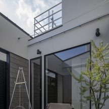 デッキ/庭のデザイン|新築注文住宅竣工写真中庭のある家|年間11棟限定。岡山・倉敷で工務店が“作品”として叶えるおしゃれな注文住宅|岡山・倉敷でおしゃれな注文住宅を手がける工務店【意匠堂】