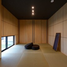 和のデザイン｜S_S FUSIONの家の間仕切りのできる造作扉のある和室｜来客時にも対応できる多機能和室スペース｜年間11棟限定。岡山・倉敷で工務店が“作品”として叶えるおしゃれな注文住宅｜岡山・倉敷でおしゃれな注文住宅を手がける工務店【意匠堂】