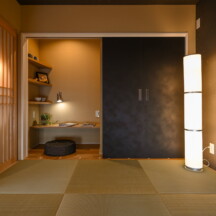和のデザイン｜立体の重なりがコントラストを生むモダニズムな家の和室の奥にあるワークスペース｜年間11棟限定。岡山・倉敷で工務店が“作品”として叶えるおしゃれな注文住宅｜岡山・倉敷でおしゃれな注文住宅を手がける工務店【意匠堂】