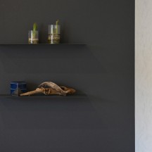 モノトーンのシンプルでおしゃれなアイアン飾り棚