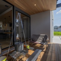 アウトリビングとして活用できるテラスウッドデッキ