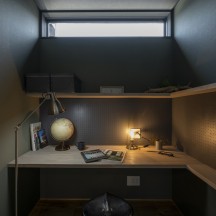 趣味を満喫できる用途自在のシックな書斎兼趣味部屋