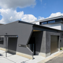 スタイリッシュのデザイン｜直線が重なり合うモノトーンスタイリッシュでおしゃれな2階建て住宅の外観ガレージのデザイン｜年間11棟限定。岡山・倉敷で工務店が“作品”として叶えるおしゃれな注文住宅｜岡山・倉敷でおしゃれな注文住宅を手がける工務店【意匠堂】
