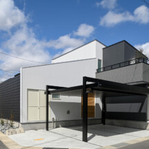 ガレージのデザイン｜２｜岡山・倉敷のおしゃれな注文住宅を手がける工務店によるデザイナーズ住宅｜岡山・倉敷でおしゃれな注文住宅を手がける工務店【意匠堂】