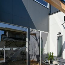 デッキ/庭のデザイン|中庭・ウッドデッキ(中庭のある家)施工事例|年間11棟限定。岡山・倉敷で工務店が“作品”として叶えるおしゃれな注文住宅|岡山・倉敷でおしゃれな注文住宅を手がける工務店【意匠堂】