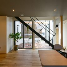 デッキ/庭のデザイン|中庭・ウッドデッキ(中庭のある家)施工事例|年間11棟限定。岡山・倉敷で工務店が“作品”として叶えるおしゃれな注文住宅|岡山・倉敷でおしゃれな注文住宅を手がける工務店【意匠堂】