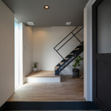 玄関／土間のデザイン｜エントランス（玄関土間）施工事例｜年間11棟限定。岡山・倉敷で工務店が“作品”として叶えるおしゃれな注文住宅｜岡山・倉敷でおしゃれな注文住宅を手がける工務店【意匠堂】