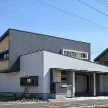 ガレージのデザイン｜外観（二階建て住宅）施工事例｜岡山・倉敷のおしゃれな注文住宅を手がける工務店によるデザイナーズ住宅｜岡山・倉敷でおしゃれな注文住宅を手がける工務店【意匠堂】