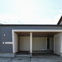 ガレージのデザイン｜外観（平屋コートハウス設計）施工事例｜岡山・倉敷のおしゃれな注文住宅を手がける工務店によるデザイナーズ住宅｜岡山・倉敷でおしゃれな注文住宅を手がける工務店【意匠堂】