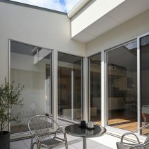 デッキ/庭のデザイン|中庭・ウッドデッキ(中庭のある家)施工事例|年間11棟限定。岡山・倉敷で工務店が“作品”として叶えるおしゃれな注文住宅|岡山・倉敷でおしゃれな注文住宅を手がける工務店【意匠堂】