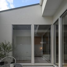 デッキ/庭のデザイン|中庭・ウッドデッキ(中庭のある家)施工事例|年間11棟限定。岡山・倉敷で工務店が“作品”として叶えるおしゃれな注文住宅|岡山・倉敷でおしゃれな注文住宅を手がける工務店【意匠堂】