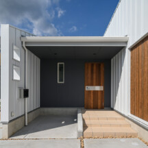 玄関／土間のデザイン｜エントランスアプローチ（玄関土間）施工事例｜年間11棟限定。岡山・倉敷で工務店が“作品”として叶えるおしゃれな注文住宅｜岡山・倉敷でおしゃれな注文住宅を手がける工務店【意匠堂】