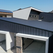 ガレージのデザイン｜外観（コートハウス設計）施工事例｜岡山・倉敷のおしゃれな注文住宅を手がける工務店によるデザイナーズ住宅｜岡山・倉敷でおしゃれな注文住宅を手がける工務店【意匠堂】