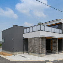 ガレージのデザイン｜外観（コートハウス設計）施工事例｜岡山・倉敷のおしゃれな注文住宅を手がける工務店によるデザイナーズ住宅｜岡山・倉敷でおしゃれな注文住宅を手がける工務店【意匠堂】