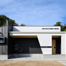 ガレージのデザイン｜外観（平屋コートハウス設計）施工事例｜岡山・倉敷のおしゃれな注文住宅を手がける工務店によるデザイナーズ住宅｜岡山・倉敷でおしゃれな注文住宅を手がける工務店【意匠堂】